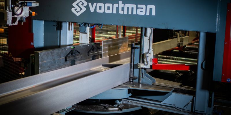 Voortman sahaus-koneistuslinjan palkin sahaus.jpg